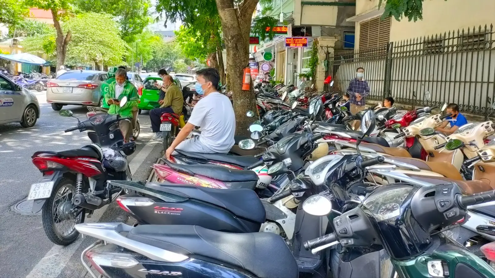 Tự ý trông giữ xe trái phép | Sống và làm việc theo pháp luật | 27/10/2025